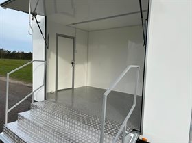 TP 470 udstillingsvogn med trappe indgangsparti og gelænder